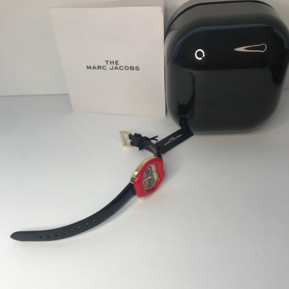 💯 Original Marc Jacobs The Lip Quartz Black Dial Ladies Watch MJ0120190889. - Picture 9 of 11